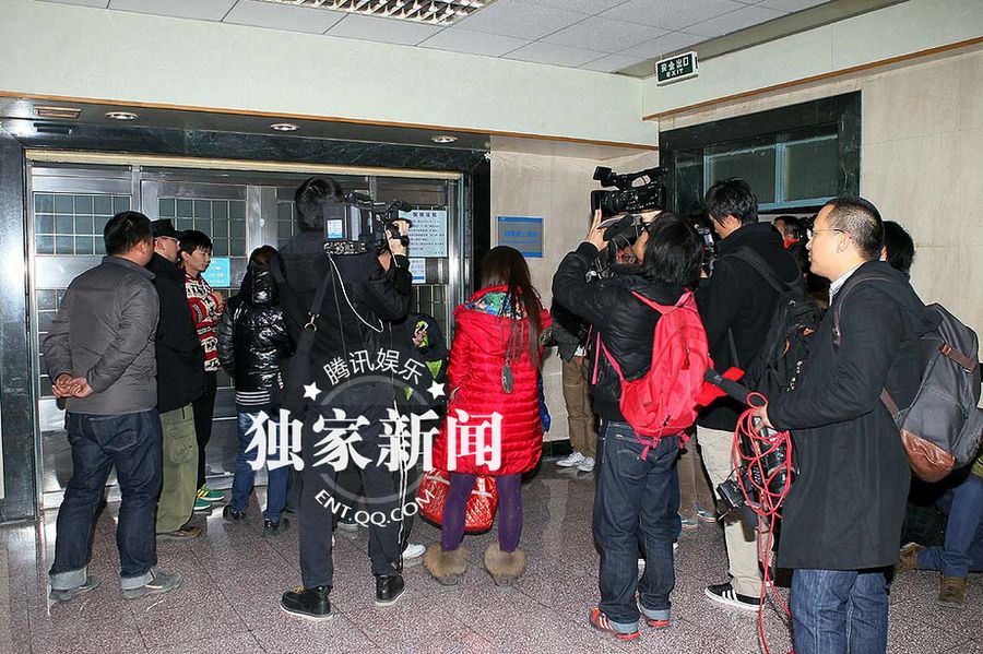 黄晓明三米高坠地粉碎性骨折