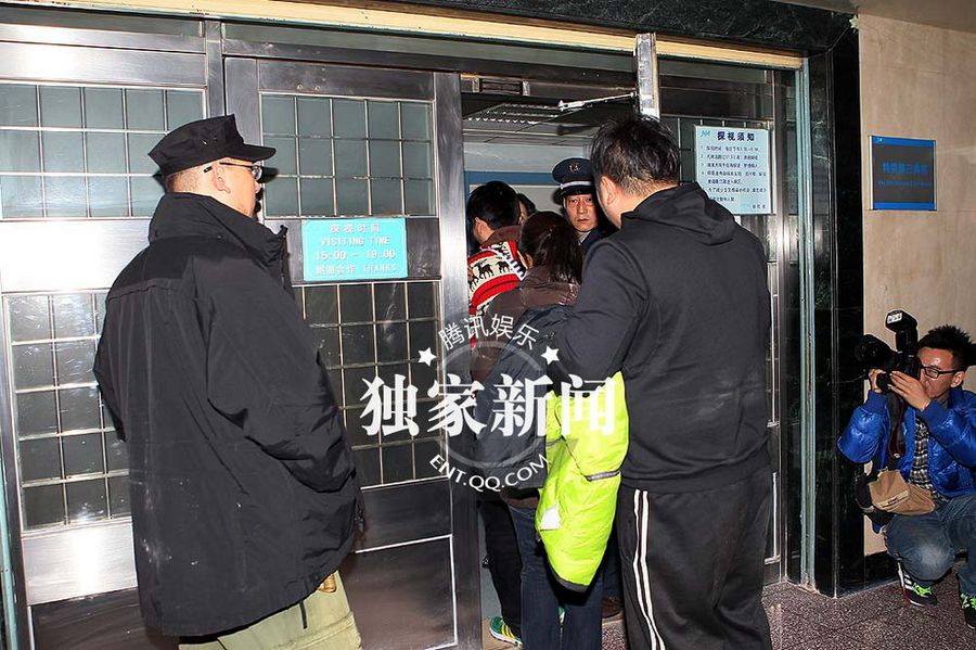 黄晓明三米高坠地粉碎性骨折