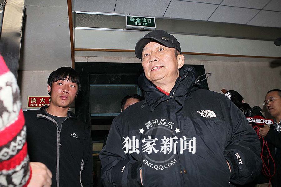 黄晓明三米高坠地粉碎性骨折