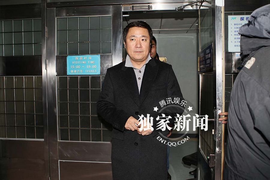 黄晓明三米高坠地粉碎性骨折