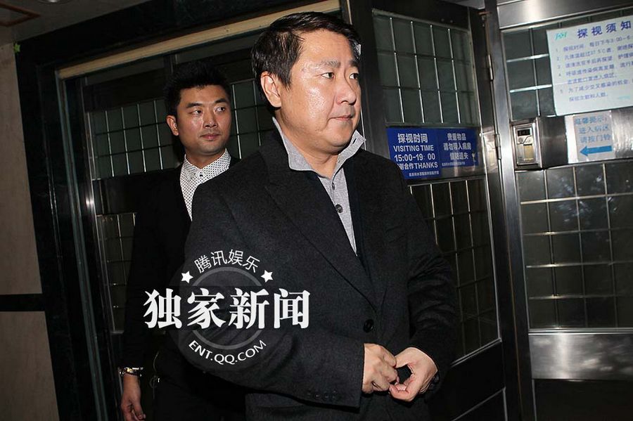 黄晓明三米高坠地粉碎性骨折