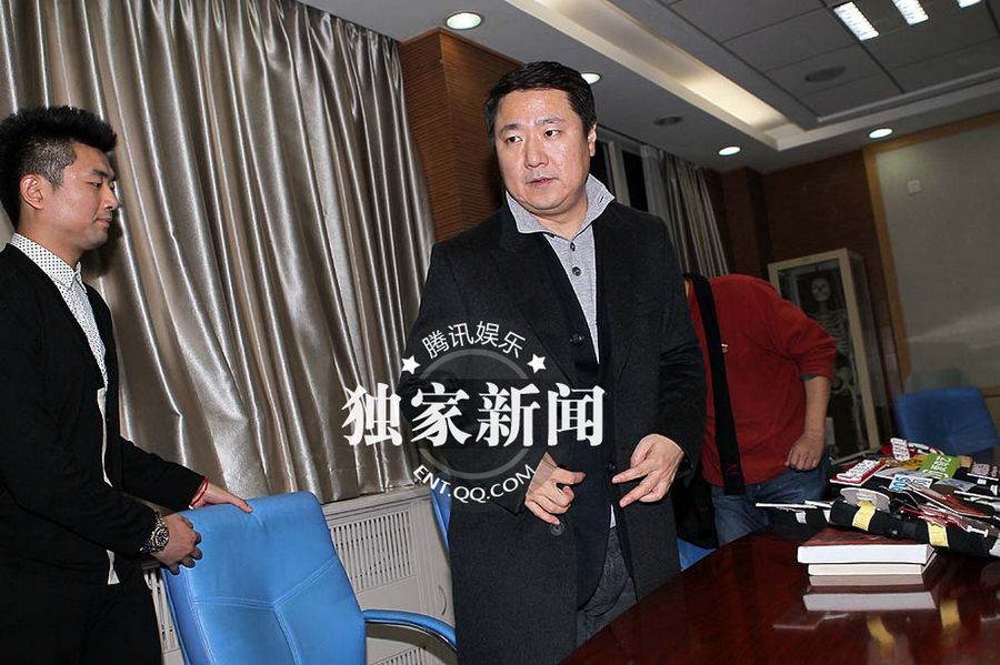 黄晓明三米高坠地粉碎性骨折