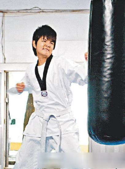 明星被恶搞瞬间 郑伊健丝袜套头