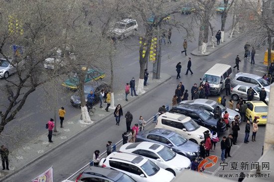 宁夏银川永宁发生4.5级地震 上班族惊魂未定