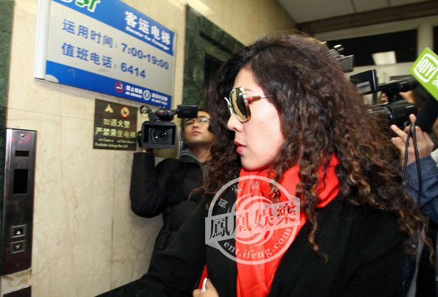 黄晓明拍戏摔伤左腿骨折 于东现场致歉