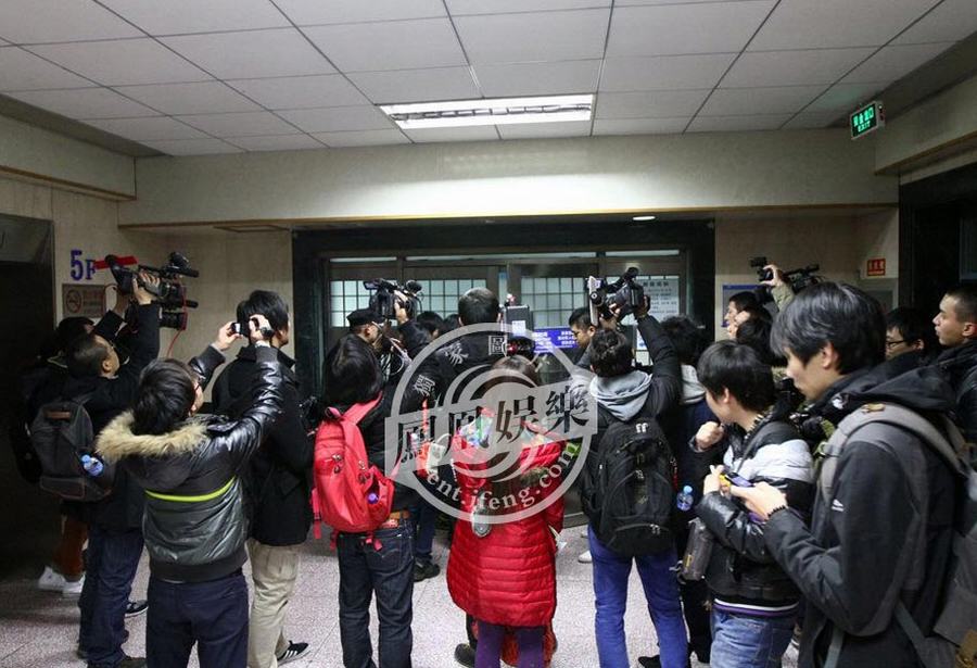 黄晓明拍戏摔伤左腿骨折 于东现场致歉