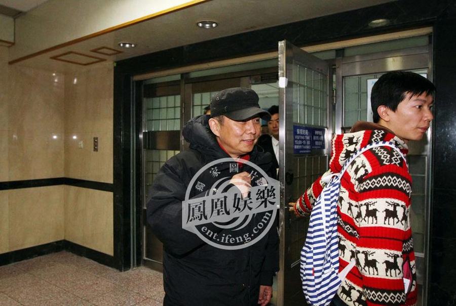 黄晓明拍戏摔伤左腿骨折 于东现场致歉