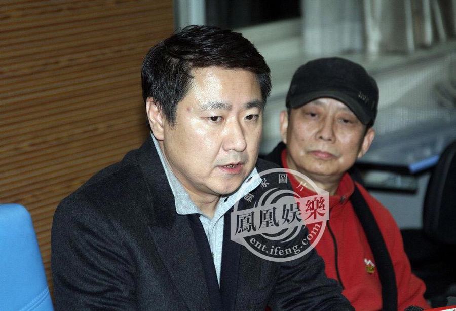 黄晓明拍戏摔伤左腿骨折 于东现场致歉