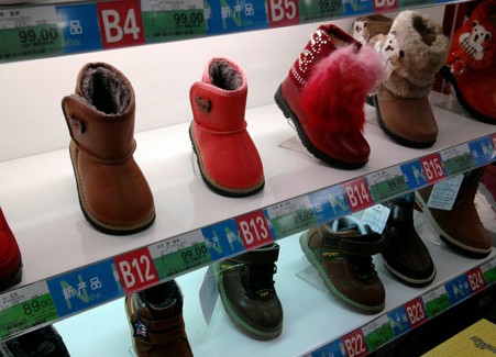 儿童雪地靴热销 专家称长时间穿易致足部畸形