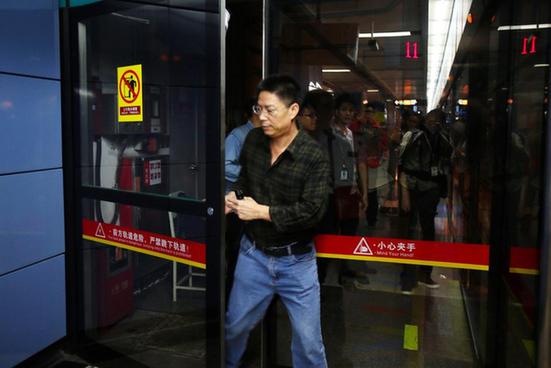 广州地铁故障 乘客自行开车门隧道中摸黑出站