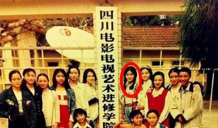 谢娜首次登台照曝光 婴儿肥如小胖妞眉清目秀