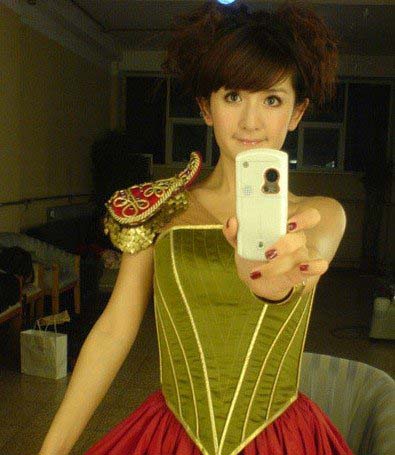 谢娜首次登台照曝光 婴儿肥如小胖妞眉清目秀