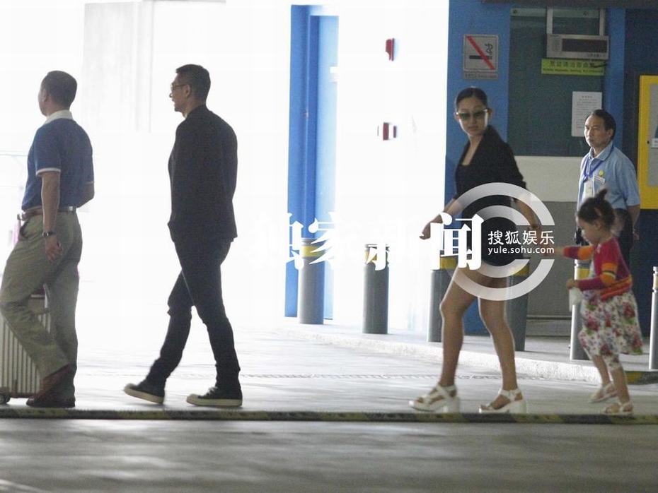 赵文卓携妻带女现身机场 妻子热裤秀长腿女儿可爱近照曝光