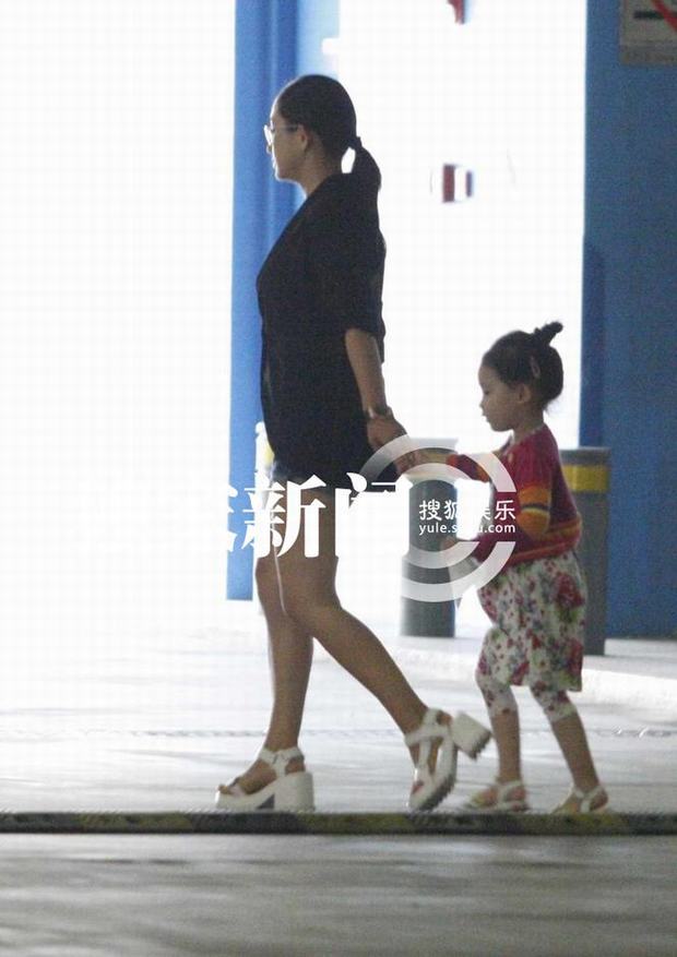 赵文卓携妻带女现身机场 妻子热裤秀长腿女儿可爱近照曝光