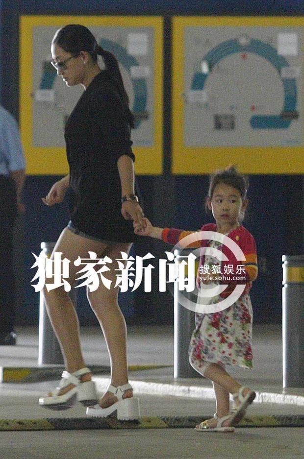 赵文卓携妻带女现身机场 妻子热裤秀长腿女儿可爱近照曝光