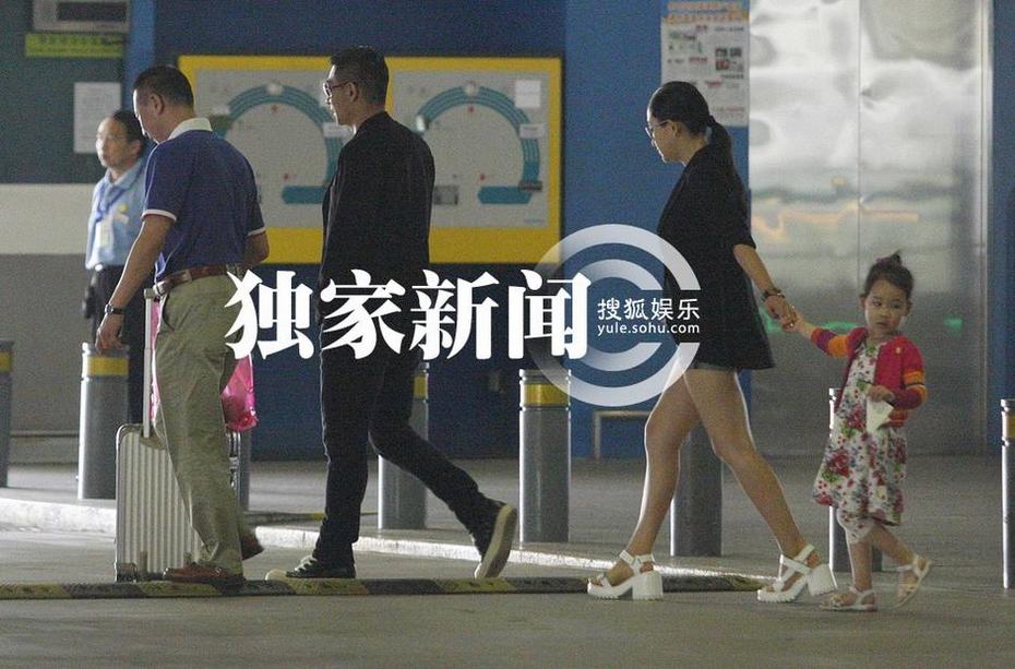 赵文卓携妻带女现身机场 妻子热裤秀长腿女儿可爱近照曝光