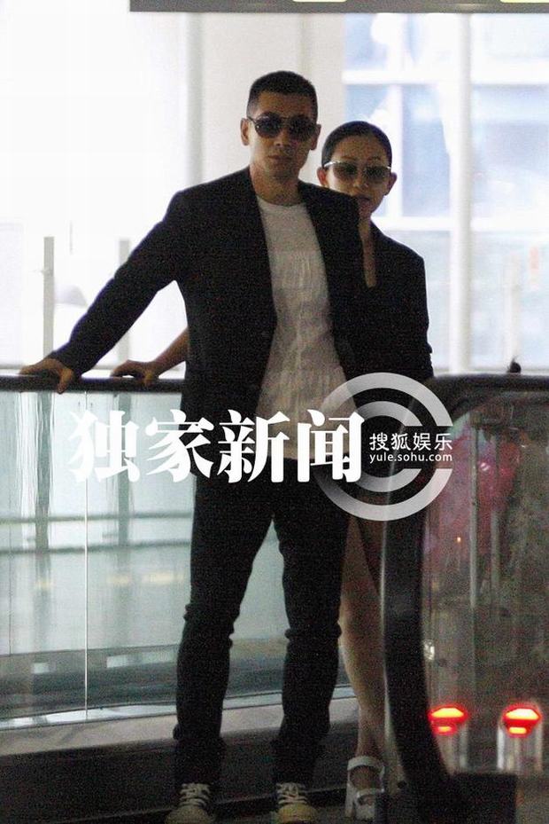 赵文卓携妻带女现身机场 妻子热裤秀长腿女儿可爱近照曝光