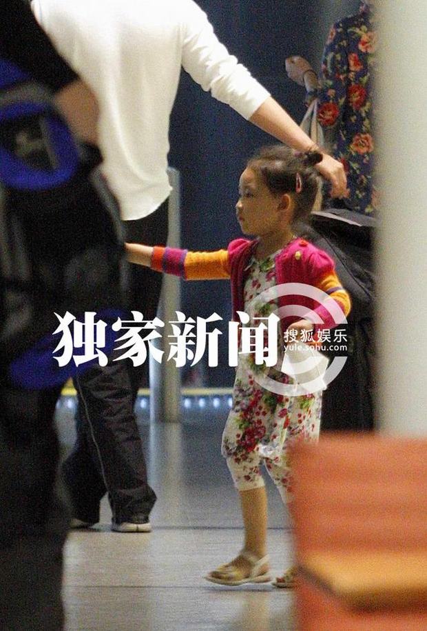 赵文卓携妻带女现身机场 妻子热裤秀长腿女儿可爱近照曝光