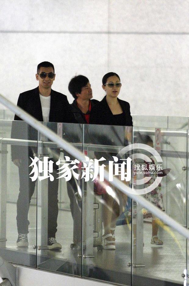 赵文卓携妻带女现身机场 妻子热裤秀长腿女儿可爱近照曝光