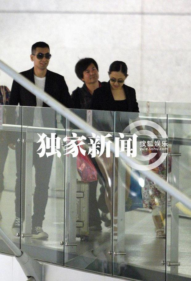 赵文卓携妻带女现身机场 妻子热裤秀长腿女儿可爱近照曝光