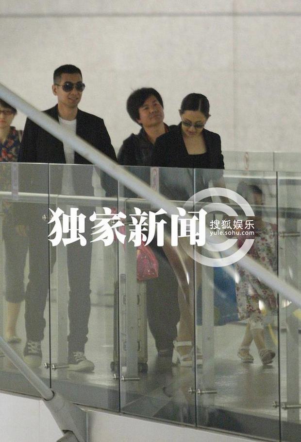赵文卓携妻带女现身机场 妻子热裤秀长腿女儿可爱近照曝光