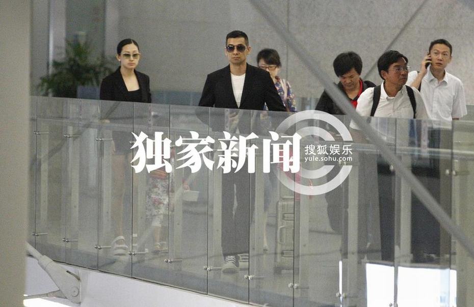 赵文卓携妻带女现身机场 妻子热裤秀长腿女儿可爱近照曝光