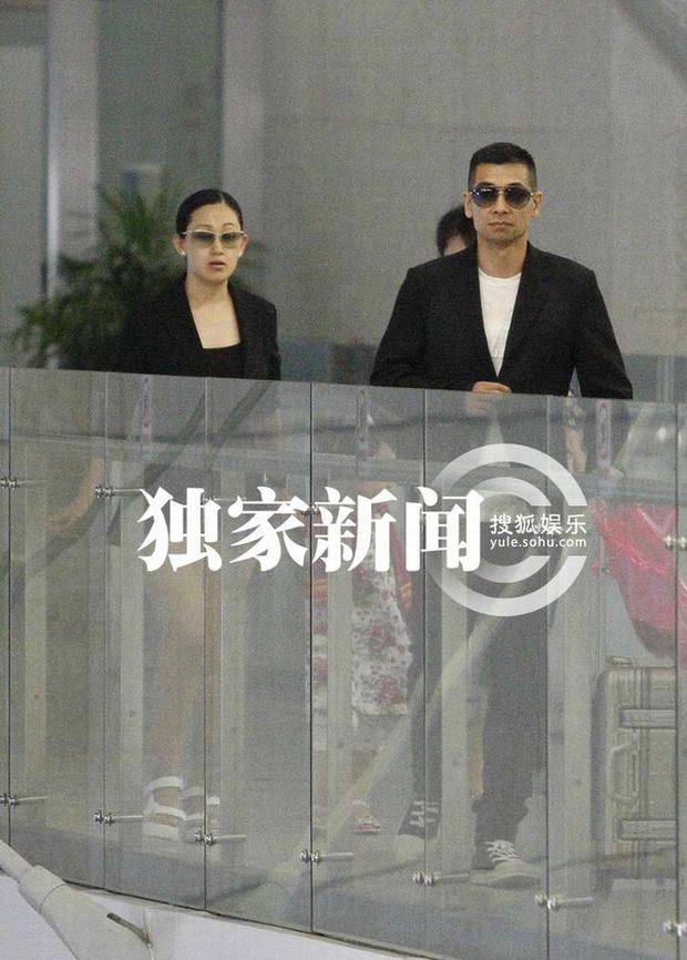 赵文卓携妻带女现身机场 妻子热裤秀长腿女儿可爱近照曝光