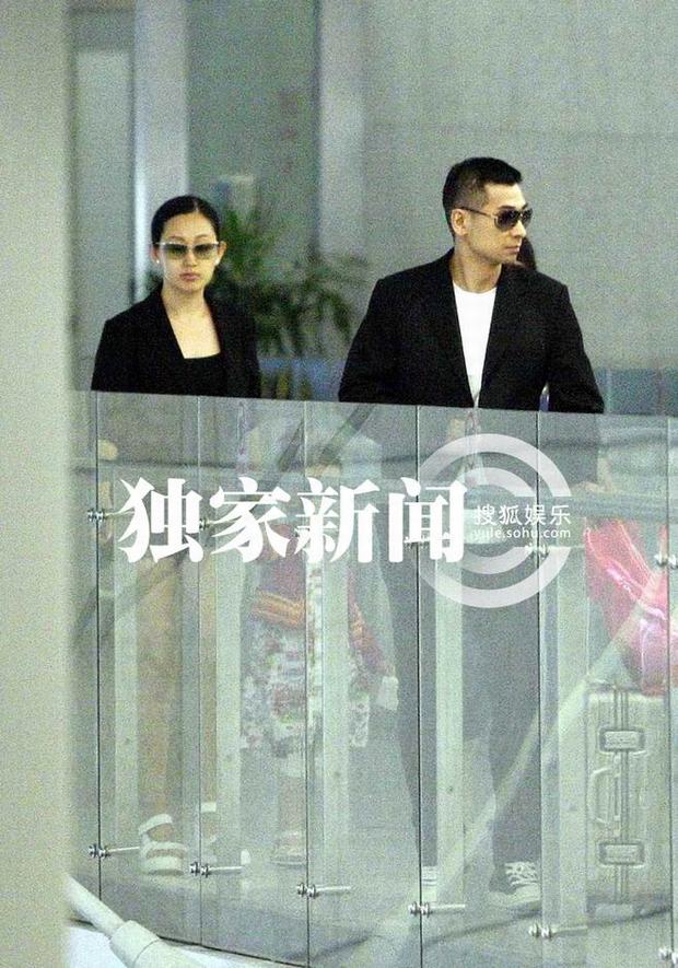 赵文卓携妻带女现身机场 妻子热裤秀长腿女儿可爱近照曝光