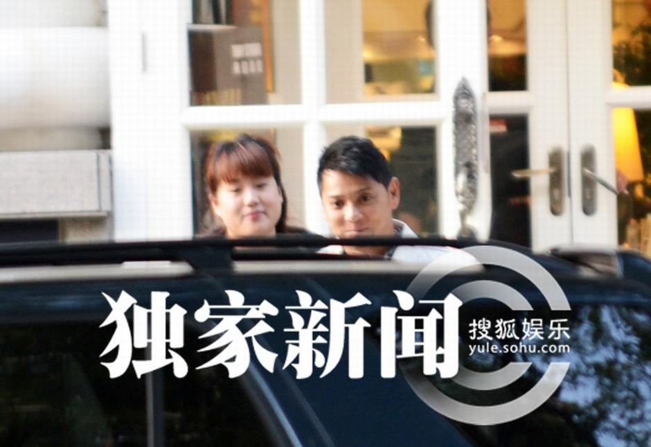 莫少聪陪爱妻做造型知足常乐