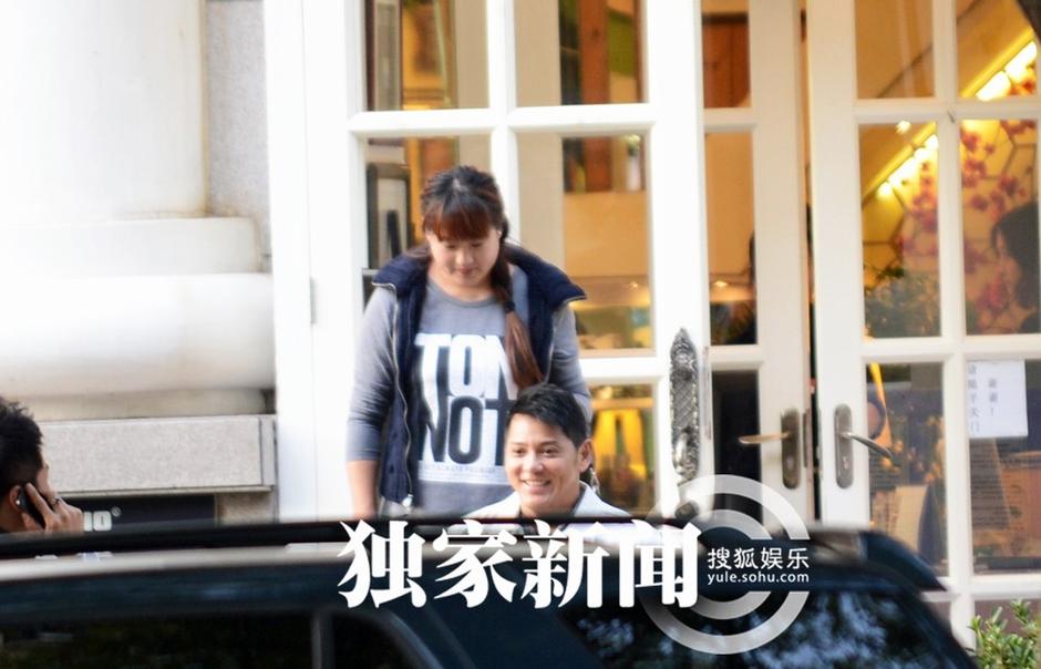 莫少聪陪爱妻做造型知足常乐