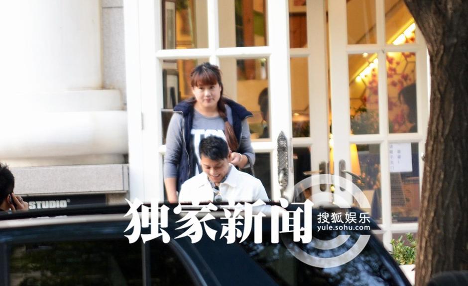 莫少聪陪爱妻做造型知足常乐