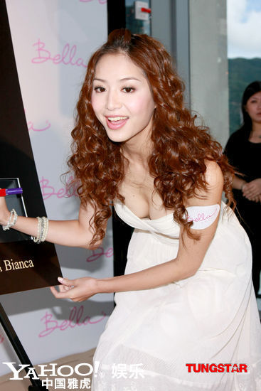 拍明星俯身一瞬 满足你窥视欲望