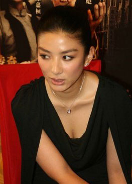 拍明星俯身一瞬 满足你窥视欲望