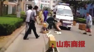 撞人后裸躺阻救人女教师被鉴定为短暂性精神病