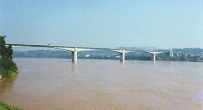 四川泸州长江大桥2号桥墩现裂缝 已限行(组图)