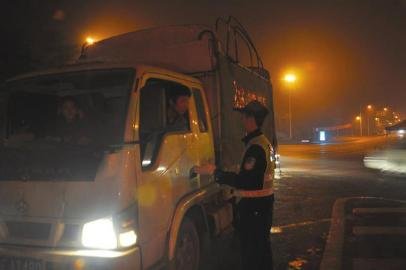 四川泸州长江大桥2号桥墩现裂缝 已限行(组图)