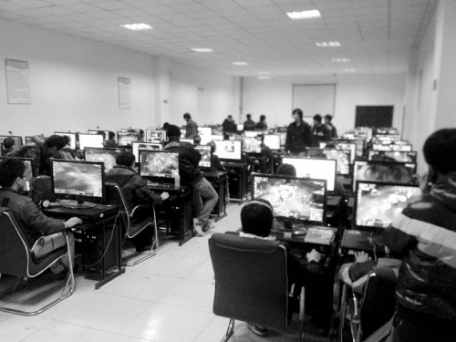 学生们占座玩网游 学生们占座玩网游