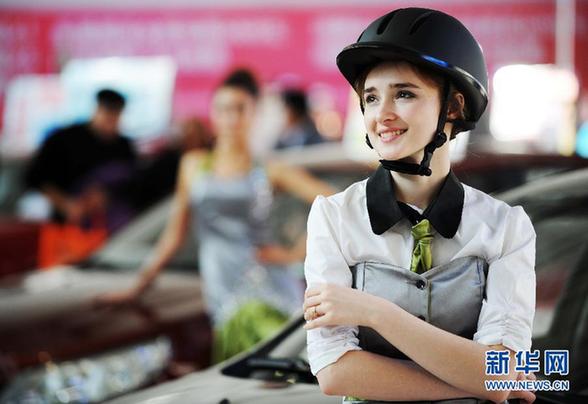 （新华网）（2）车模“绽放”哈尔滨秋季车展