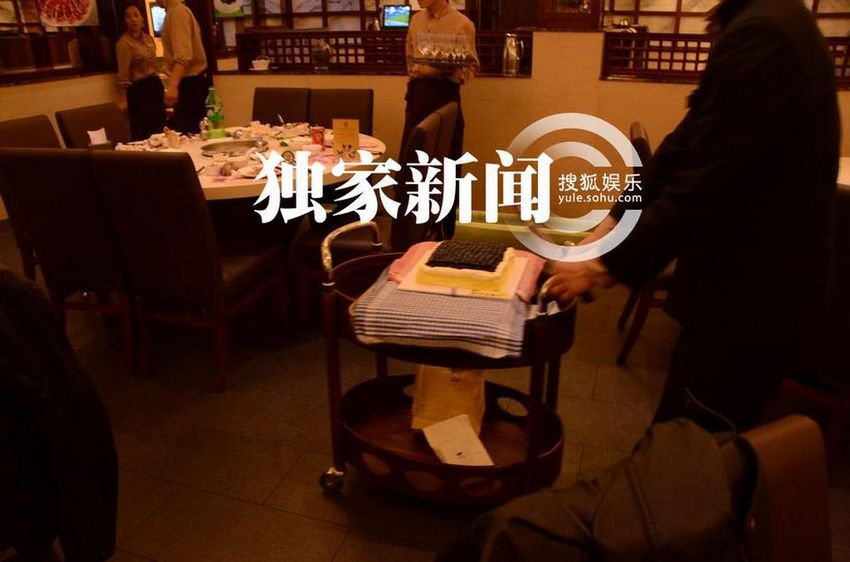 孙浩掐男人脸蛋玩亲亲 毛宁尴尬扭头回避