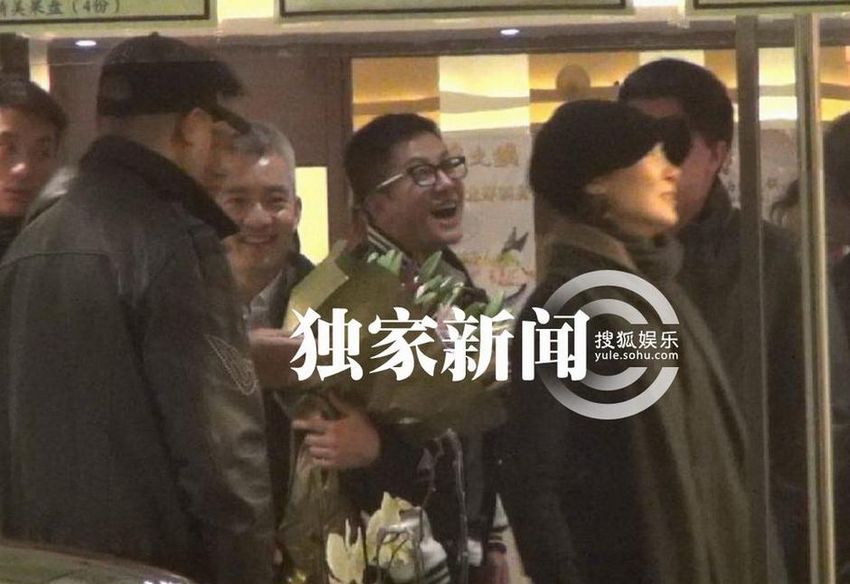 孙浩掐男人脸蛋玩亲亲 毛宁尴尬扭头回避