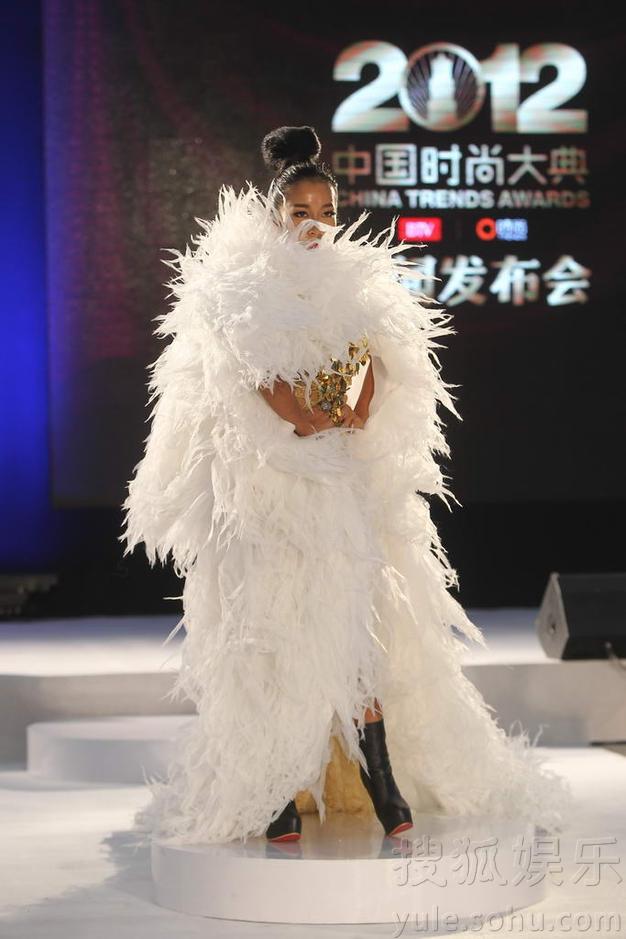 吉克隽逸T台处女秀