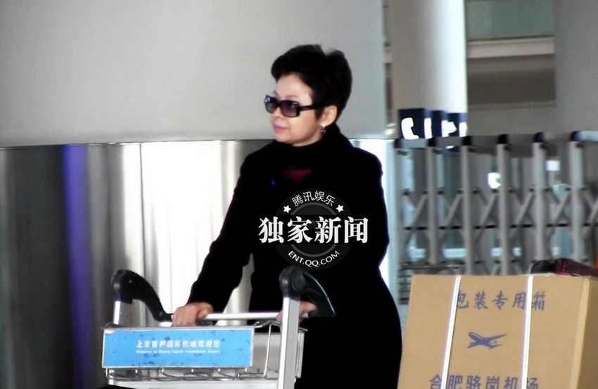 董文华回京神采奕奕 一路笑容满面