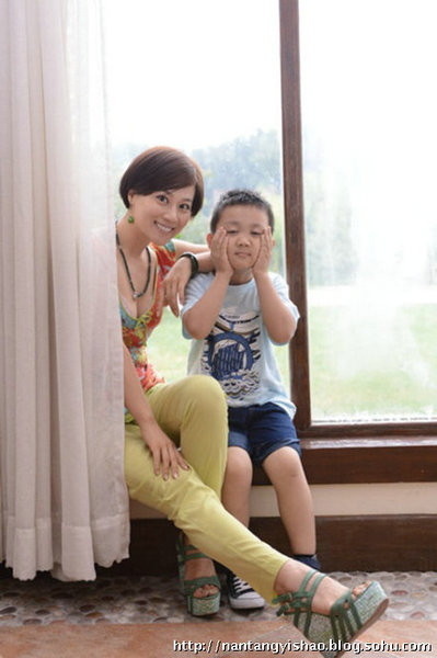 笑星高秀敏29岁女儿近照首曝光 中戏导演系毕业