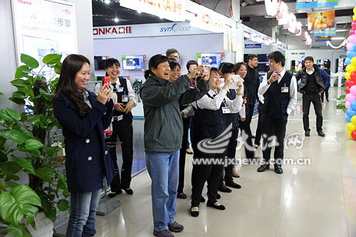 男子包下商场电视墙齐播视频求婚成功(图)