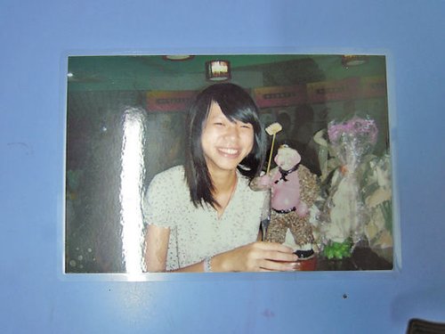 吴华静是个爱笑的女孩。 吴华静是个爱笑的女孩。