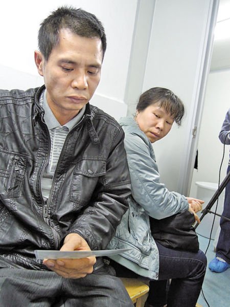 看着女儿的照片,吴文瑞夫妇悲从中来。