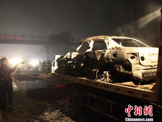 事故中被烧毁的小轿车。周才钧摄