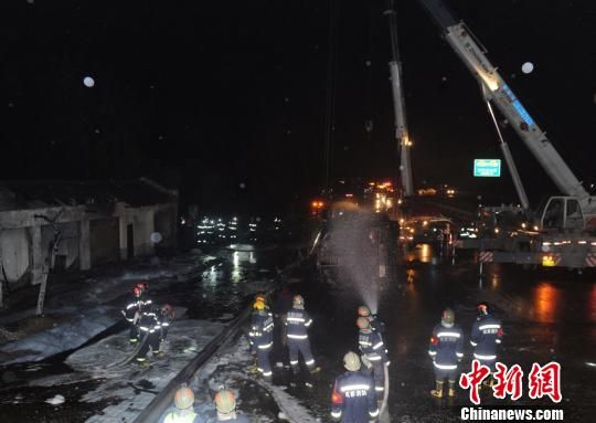 图为消防官兵正在现场处置肇事油罐车吊装转运,防止发生复燃。刘忠俊摄