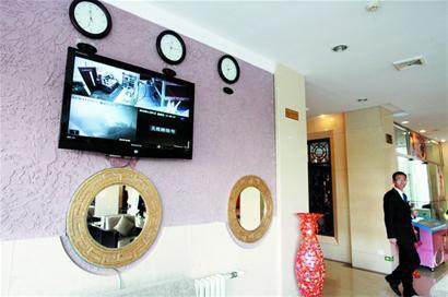 黄岛所有酒店安摄像头直播做菜 厨师没带帽被远程提醒