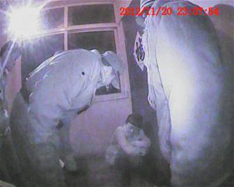 自闭女被锁家中2年上演越狱 爬房跳墙夺门而出 自闭女被锁家中2年上演越狱 爬房跳墙夺门而出